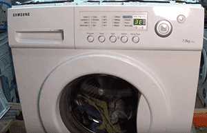 Samsung Çamaşır Makinesi 3E Hatası — Kodun anlamı nedir, nedenleri, sorunu nasıl düzeltebilir ve ne yapmalı?